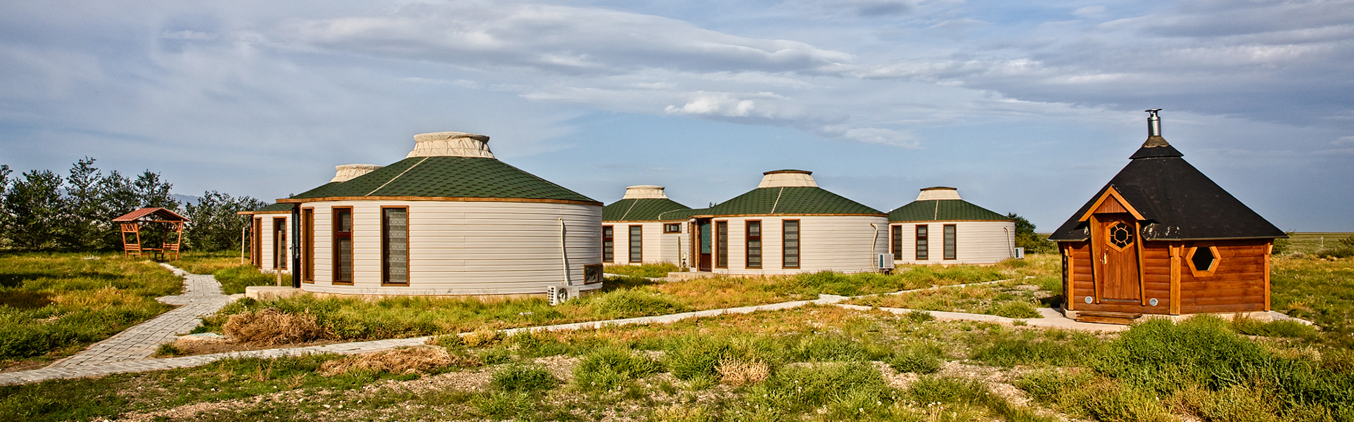 Gobi_desert_ger_camp_picture