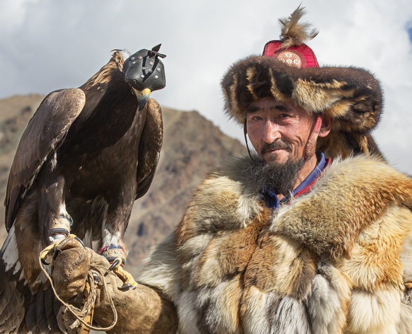 Sagsai_golden_eagle_festival_Mongolia_hunters