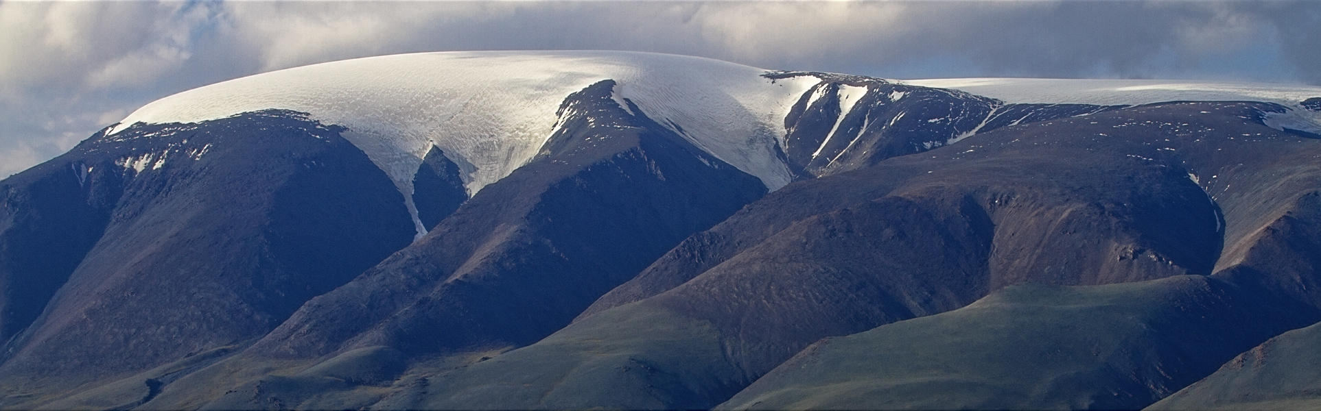 Sutai_mountain_western_mongolia_landscape