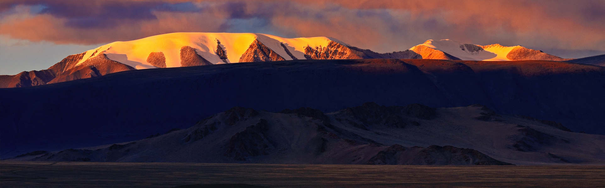 Tsambagarav_mountain_western_mongolia_altai_mountains_range