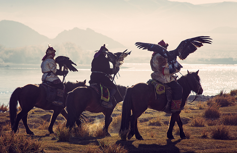 eagle_huntres_mongolia