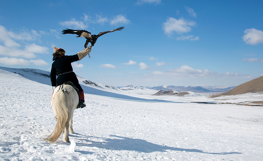 hunting-with-eagle-in-mongolia-in-winter